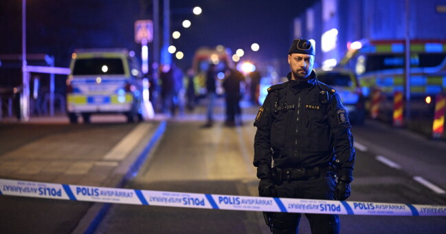 Polisen har spärrat av ett område runt om brpttsplatsen. En polis bakom ett avspärrningsband.