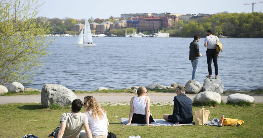 Rålambshovsparken i Stockholm. Folk njuter av det fina vårvädret. Rålambshovsparken i Stockholm. Folk njuter av det fina vårvädret.