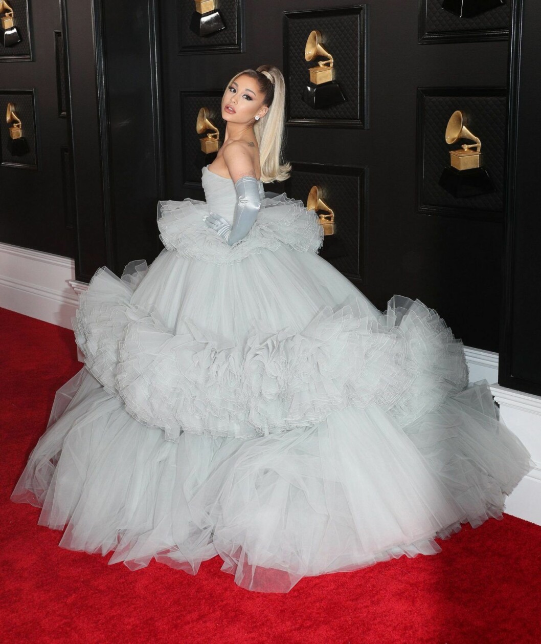 Ariana Grande stal showen i storslaget fluff från Giambattista Valli. Ariana Grande stal showen i storslaget fluff från Giambattista Valli.