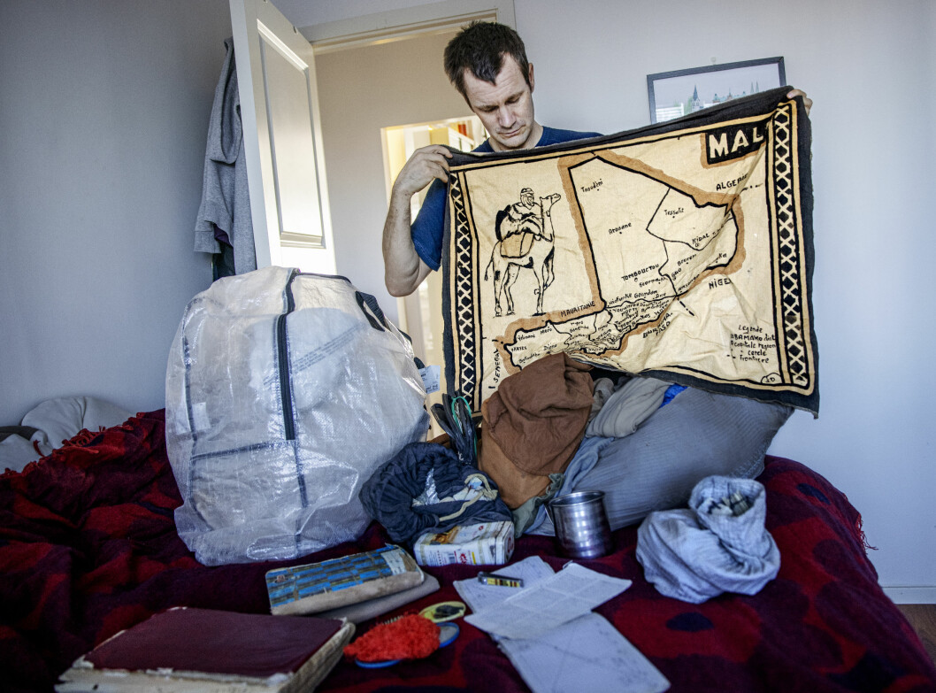 Johan Gustafsson visar sakerna han hade med sig under fångenskapen.