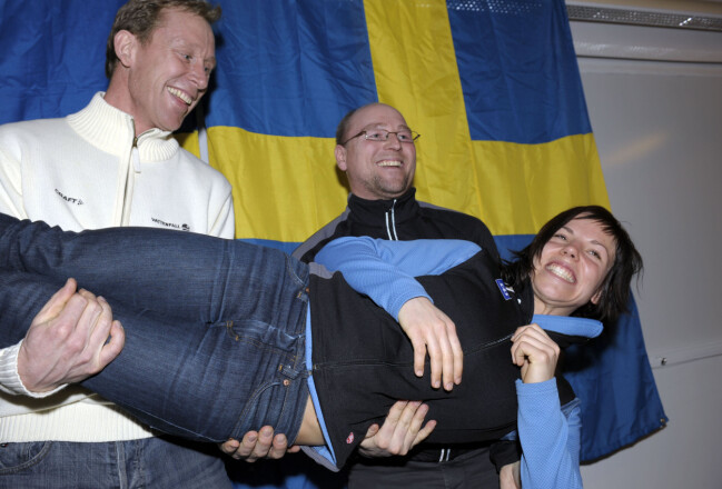 2008 blev Charlotte Kalla Sveriges nya skiddrottning. Här hyllas hon av landslagskaptenerna Gunde Svan och damkaptenen Jocke Abrahamsson efter hemkomsten. Charlotte Kalla och Gunde Svan.