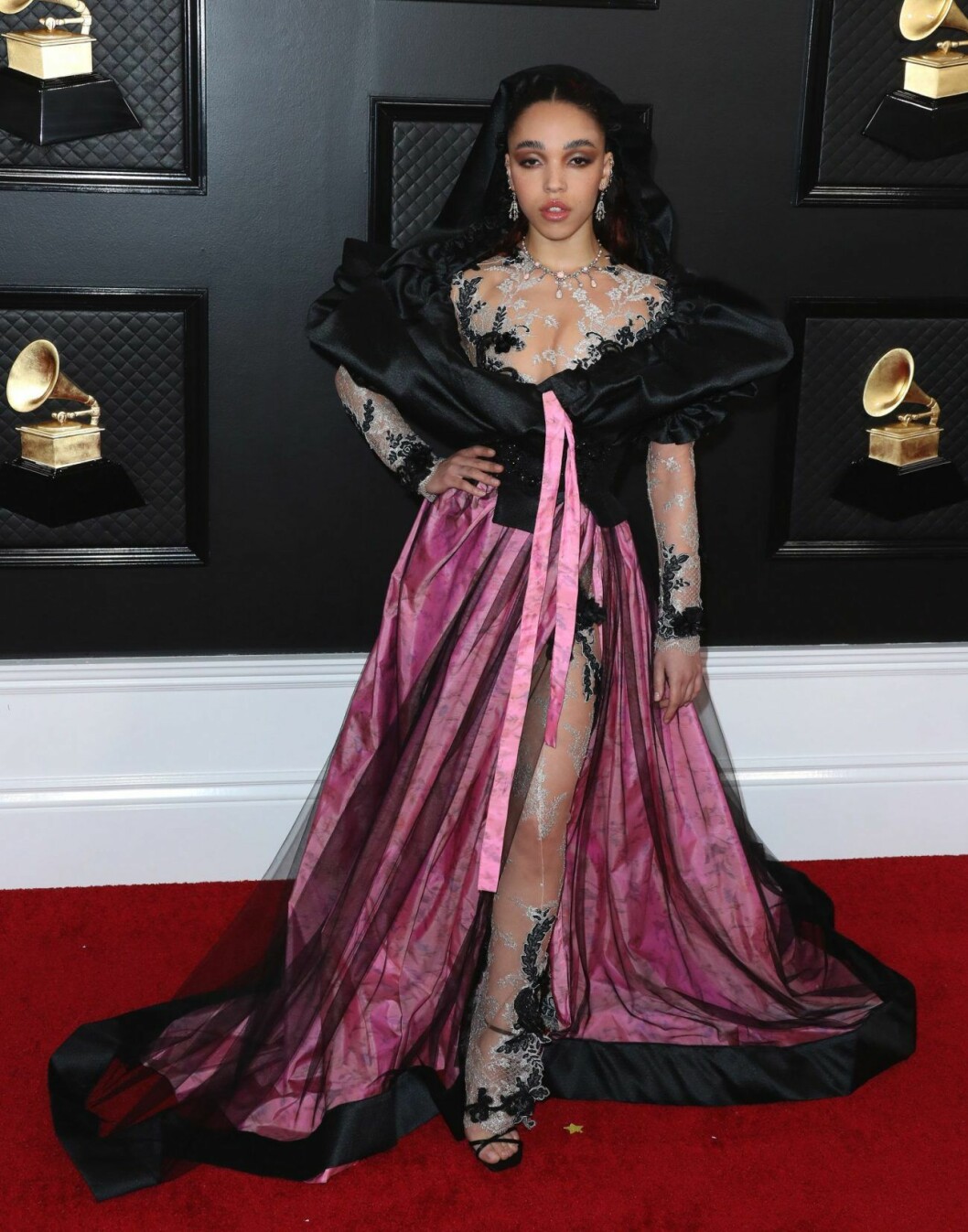 FKA Twigs valde en dramatisk look i rosa klänning med bodysuit i spets under, signerat Ed Marler. FKA Twigs valde en dramatisk look i rosa klänning med bodysuit i spets under, signerat Ed Marler.