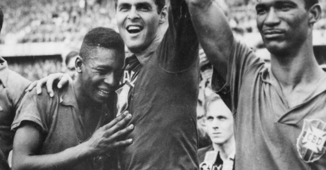 En 17-årig Pelé (t.v.) firar Brasiliens första VM-guld någonsin efter finalsegern mot Sverige 1958.
