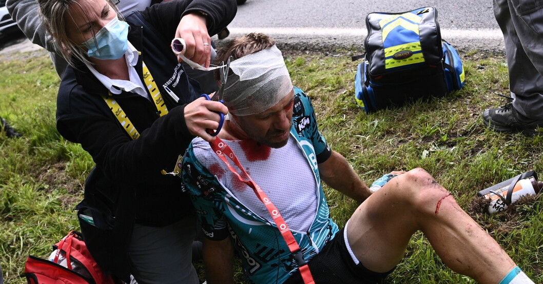 Cyklist får läkarvård efter kraschen i Tour de France. Cyklist får läkarvård