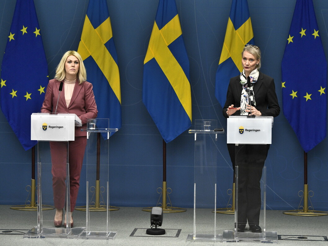 Glädjeyra i Danmark – men Sverige gör tvärtom. På en presskonferens meddelar socialminister Lena Hallengren (S) att Sverige förlänger sina restriktioner.