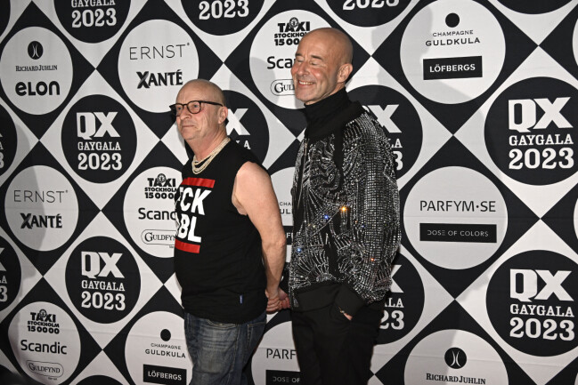 Jonas Gardell och Mark Levengood håller hand.