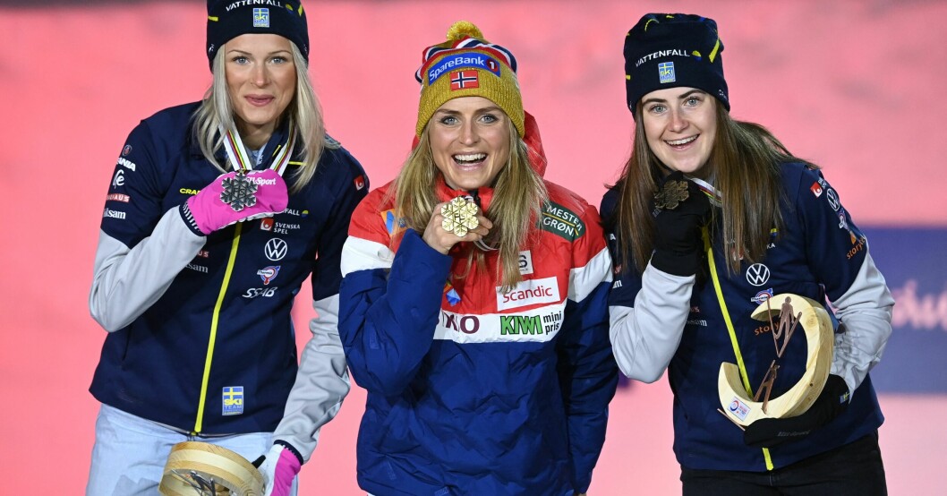 Therese Johaug och de två svenskorna såg inte ut att vara ovänner på prispallen i Oberstdorf 2021. Frida Karlsson, Therese Johaug och Ebba Andersson på prispallen.