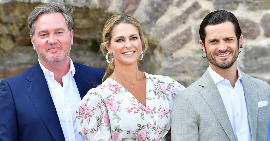 Prinsessan Madeleine med maken Chris och storebror prins Carl Philip under Victoriadagen 2021. Chris, prinsessan Madeleine och prins Carl Philip.