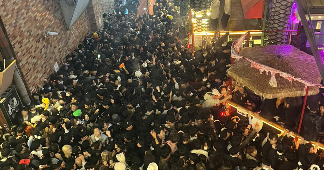 Här kläms och trampas folk ihjäl på Itaewon Street i hjärtat av Sydkoeras huvudstad Seoul.