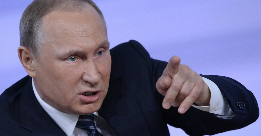 Putin ska ha blivit så rasande över publiceringen att hans hälsa försämrades och hans behövde tittas till av vårdpersonal. Vladimir Putin pekar med sitt finger och ser arg ut.