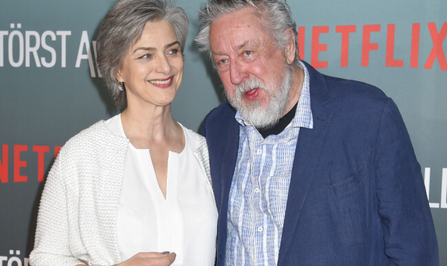 Leif GW Persson med sin fru Kim Persson, på Netflix-premiären av dottern Malin Persson Giolitos succé Störst av allt.