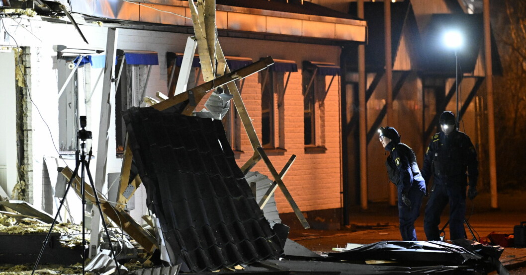 Polisens kriminaltekniker på plats vid ett företag på Råå söder om Helsingborg tidigt på onsdagsmorgonen efter en explosion. Polisens kriminaltekniker på plats vid ett företag på Råå söder om Helsingborg tidigt på onsdagsmorgonen efter en explosion.
