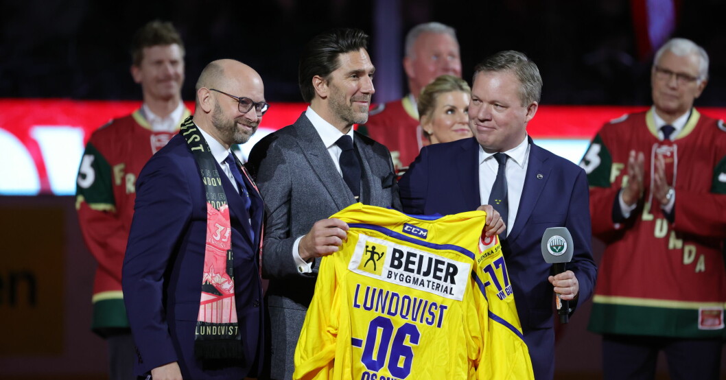 Henrik Lundqvist tar emot en specialdesignad tröja med hans medaljbedrifter på baksidan.