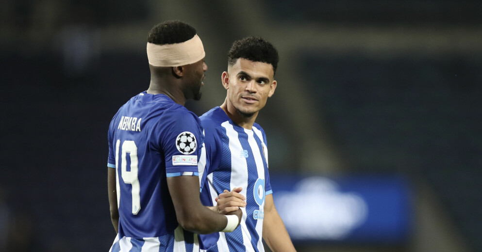 Chancel Mbemba fick plåstras om och kunde fortsätta matchen med ett bandage runt huvudet. Chancel Mbemba
