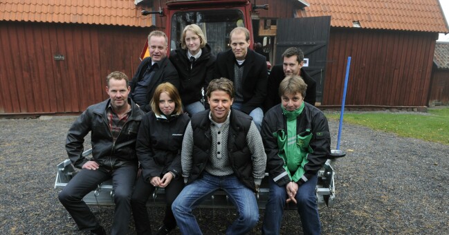 Alla deltagare i säsong 3 av Bonde söker fru 2008. David Ivarsson, Hanna Johansson, Håkan Petersson, Jörgen Halvardsson, Magnus Englund, Malin Sundin, Per Larsson och Peter Gustafson.