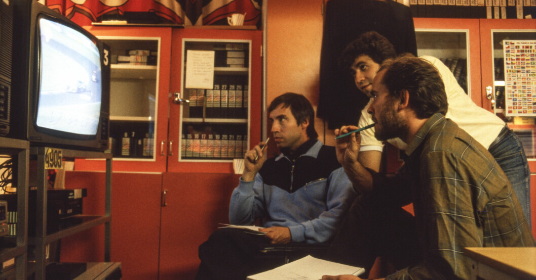 Lorentzon (t.v.) tillsammans med legendariska kollegorna Artur Ringart och Bengt Magnusson. Bilden är tagen 1984. Lorentzon framför en tv med Bengt Magnusson och Artur Ringart.
