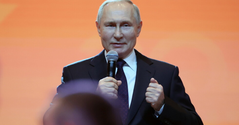 Vladimir Putin håller ett tal i Moskva.