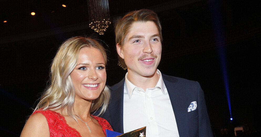 Frida Karlsson fick en bild pojkvännen och skidstjärnan William Poromaa som förkunnade att han var coronasmittad. Då tvingades hon stänga in sig i fyra dagar – med mamma Mia. Frida Karlsson och William Poromaa