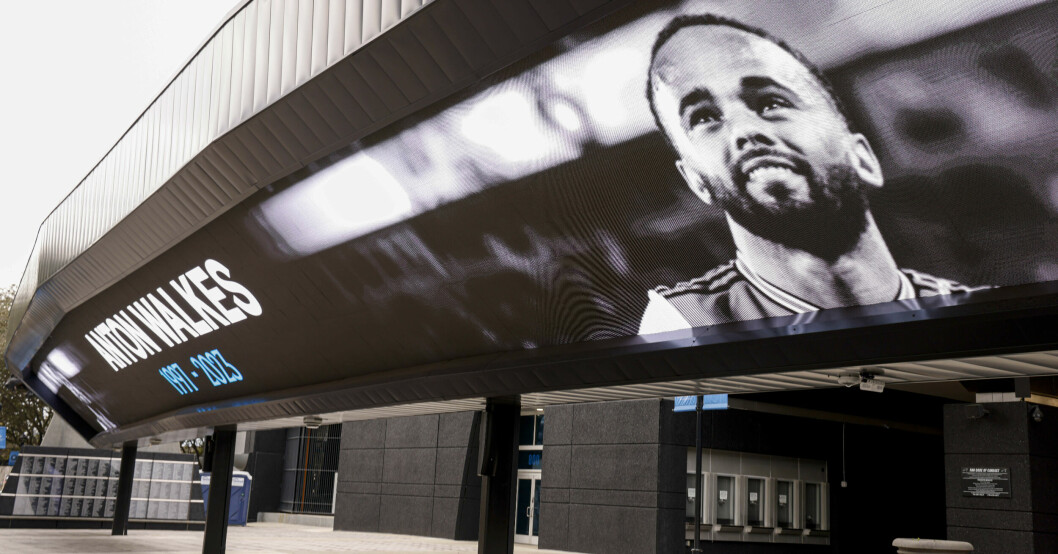 Anton Walkes hedrar på Charlottes hemmaarena.