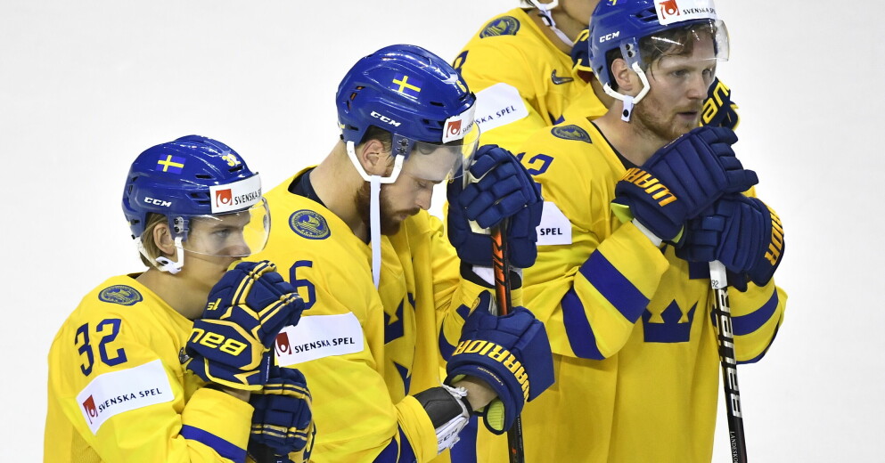 Adam Larsson, i mitten, var strax efter pappans död en del av Sveriges trupp i VM 2018. Han sa att det fungerade som terapi och det slutade med ett guld: ”This one is for you. For you!!!!!!” skrev han på Instagram som en hälsning till pappan. Adam Larsson