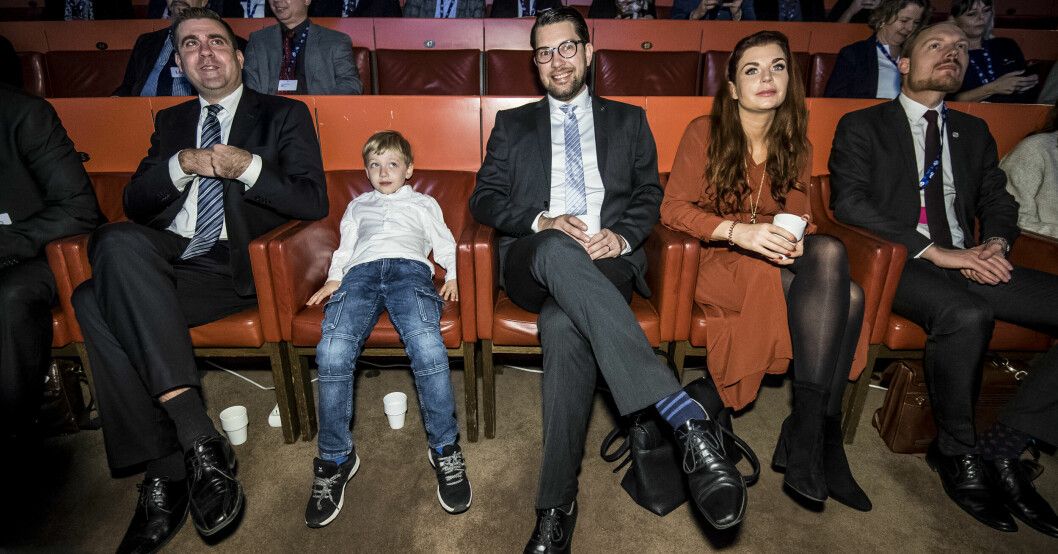 Allra helst umgås Jimmie med den åttaårige sonen Nils. Jimmie Åkesson och Louise Erixon med sonen Nils.