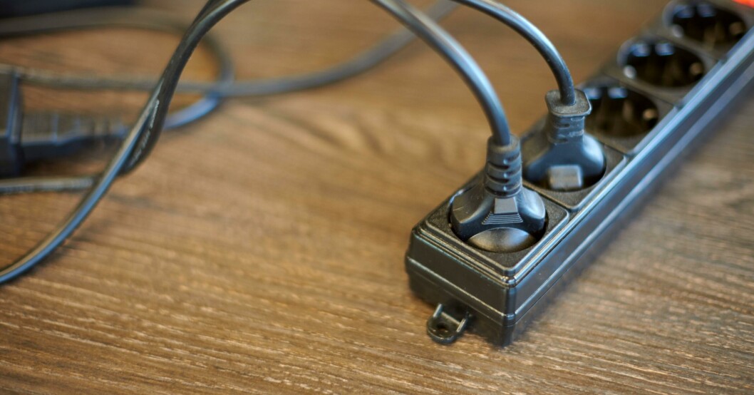Stäng av alla apparater efter användning och dra ut batteriladdarna. Kontakt