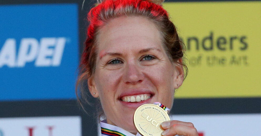 Ellen van Dijk, 35, vann lördagens cykeltävling Bloeizone Fryslan i Groningen. Efter prisades hon med sexleksaker. Ellen van Dijk