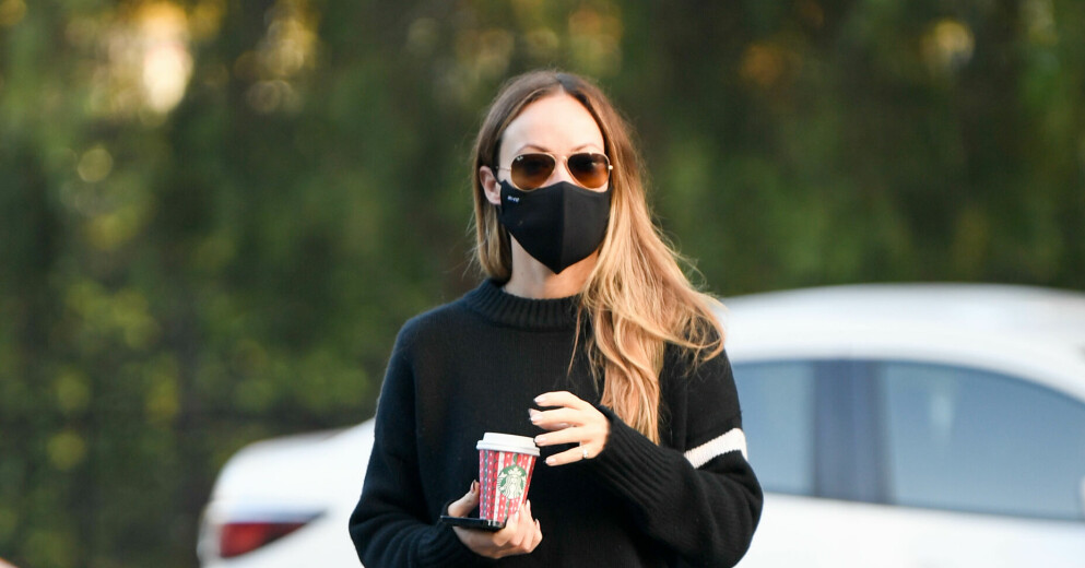Skådisen Olivia Wilde vandrar runt med en dryck från Starbucks. Olivia Wilde
