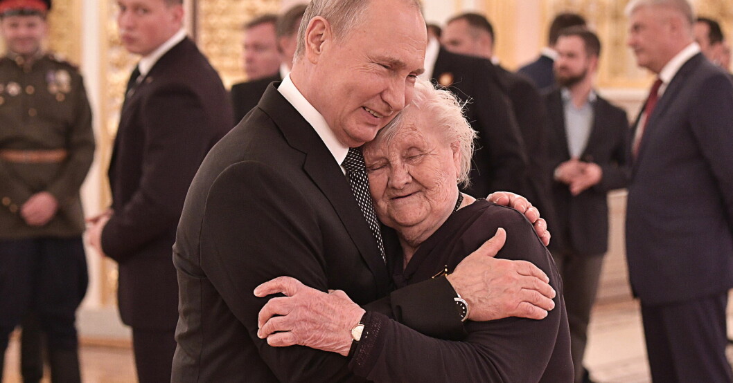 Vladimir Putin och Vera Gurevich kramar varandra. Vera blev en extramamma till Putin när han var ett barn. Vladimir Putin och Vera Gurevich
