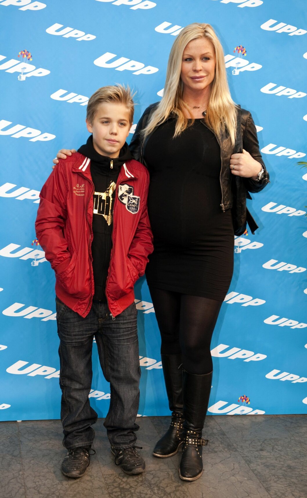 Linda och sonen Kevin på premiär 2009. Foto: Bertil Ericson / TT Linda Rosing och hennes son