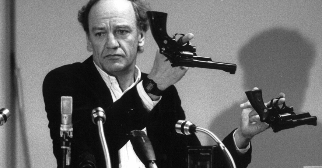 Hans Holmér visar upp två revolvrar. Av typen Smith & Wesson 357 Magnum, under presskonferensen i samband med utredningen av mordet på statsminister Olof Palme. Hans Holmér