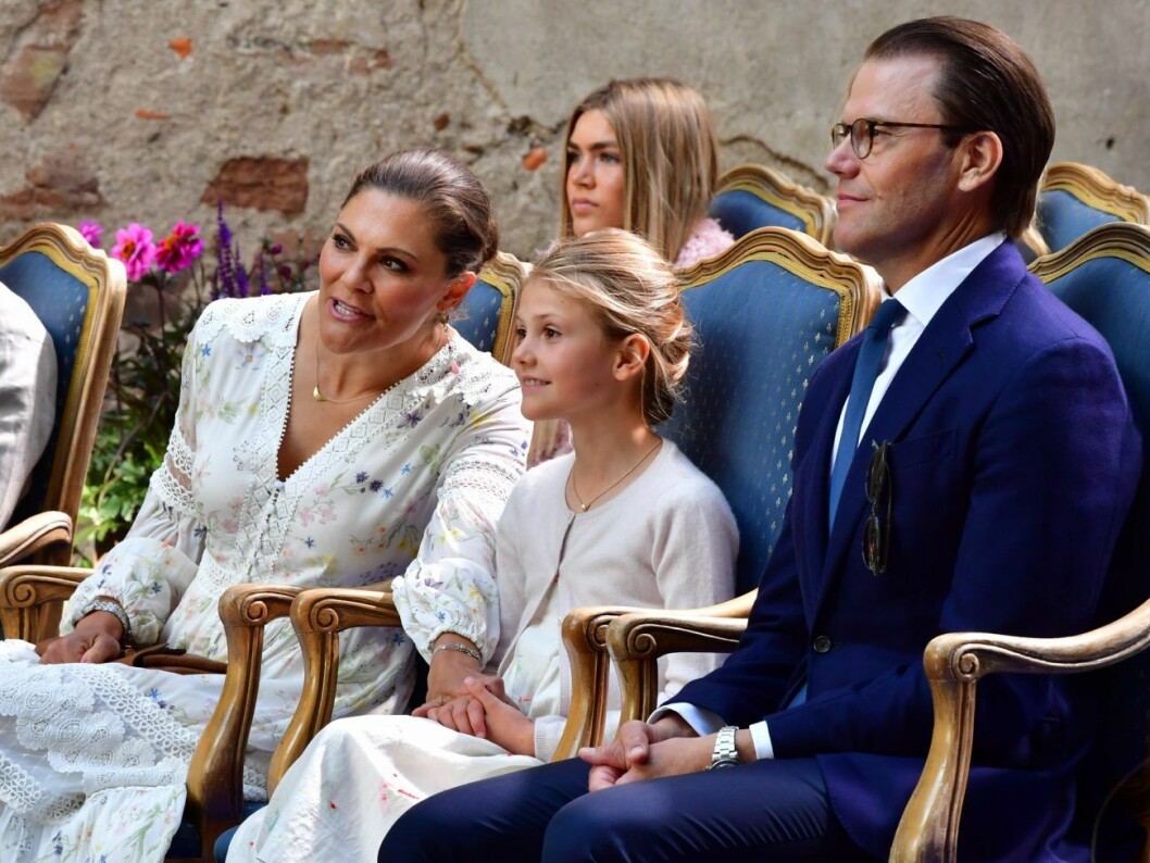 Kronprinsessan Victoria, prinsessan Estelle och prins Daniel under årets firande av Victoriadagen.