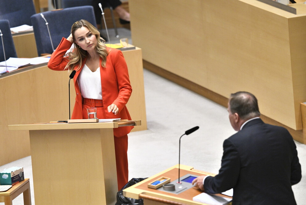 Kristdemokraternas Ebba Busch bröt plötlsigt upp i sång under sitt anförande.