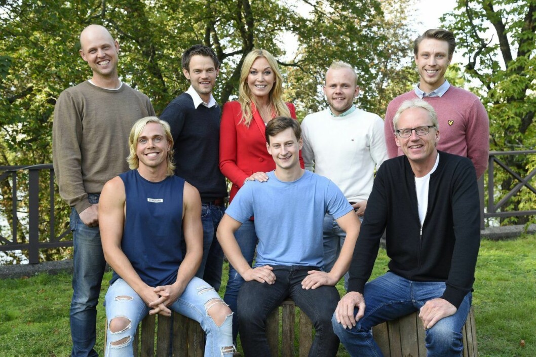 Linda Lindoff med deltagarna från förra årets Bonde söker fru i TV4. Linda Lindoff med deltagarna från förra årets Bonde söker fru i TV4.