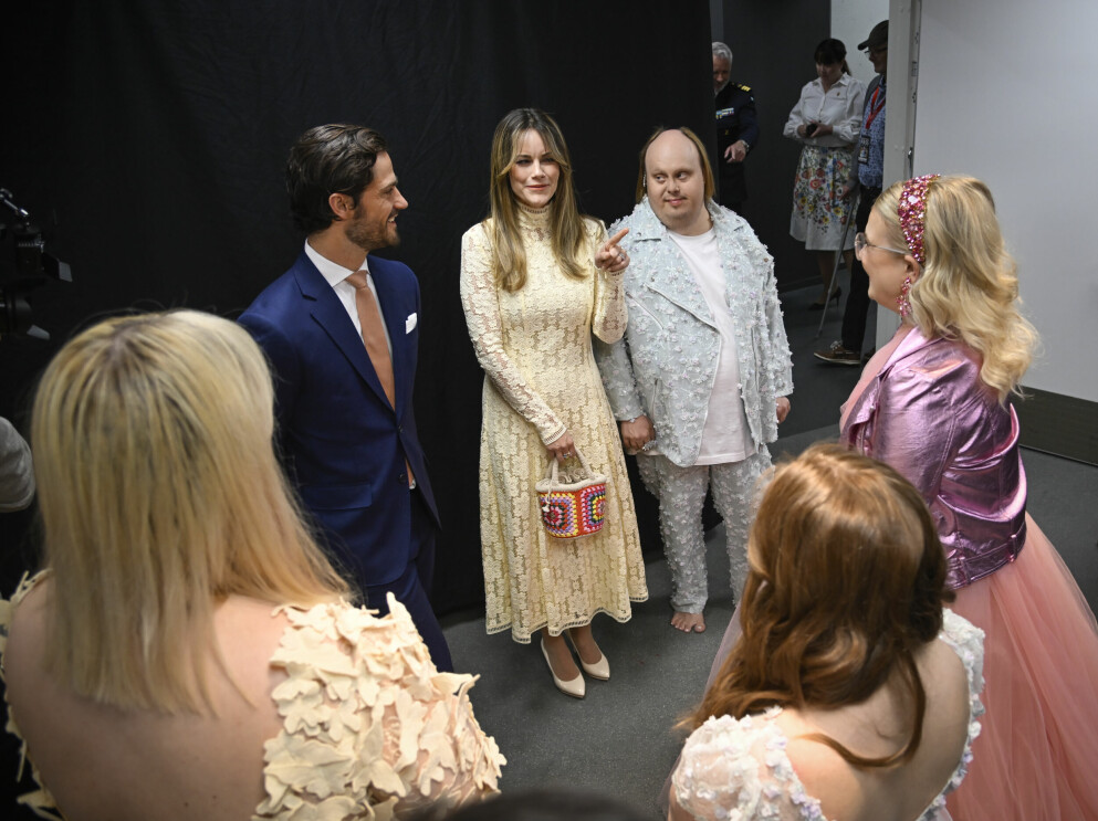 STOCKHOLM. Prins Carl Philip och prinsessan Sofia hälsar på Glada Hudik-ensemblen med bland andra Nicklas Hillberg inför Catwalk live – En manifestation för allas rätt att skina på Avicii Arena. Glada Hudik-teatern, tillsammans med 9 000 elever, lärare och deltagare från dagliga verksamheter samt vuxna från näringslivet, håller en manifestation för allas rätt att skina. Manifestationen sker i samarbete med Tim Bergling Foundation.