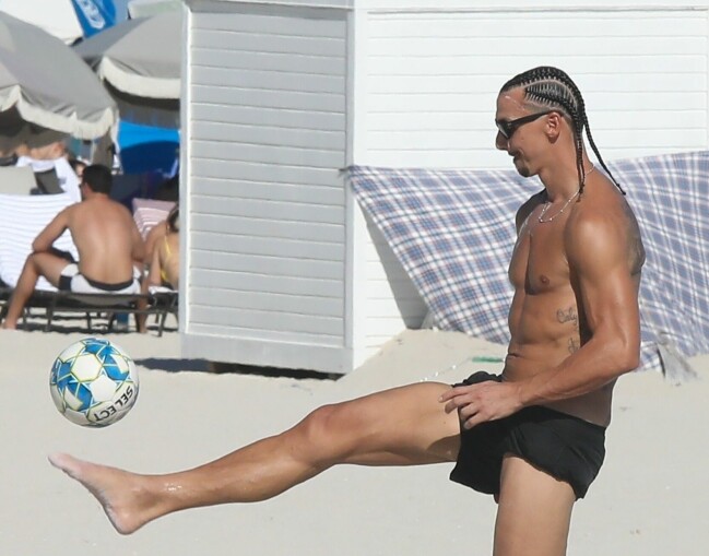 Zlatan trixar med en boll på stranden i Miami. Takterna sitter i minst sagt. Zlatan trixar med en boll på stranden i Miami. Takterna sitter i minst sagt.