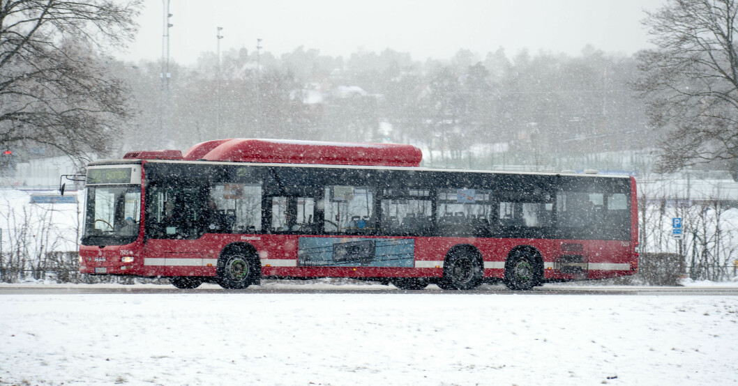 Många bussar är inställda under dagen – särskilt ute i Nacka och på Värmdö. Många bussar är inställda under dagen – särskilt ute i Nacka och på Värmdö.