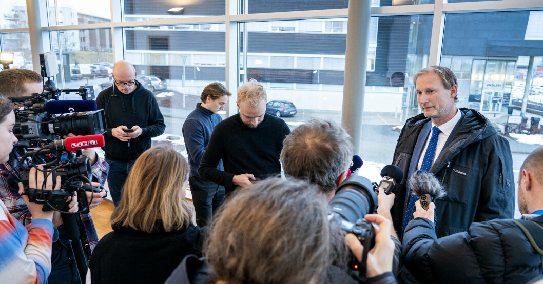 Försvarsadvokaten <span class=" bold" data-lab-bold_desktop="bold">Knut Ditlev Simonsen</span> möter pressen efter att misstänkta 20-åringen häktats. Försvarsadvokaten Knut Ditlev Simonsen möter pressen efter att misstänkta 20-åringen häktats.