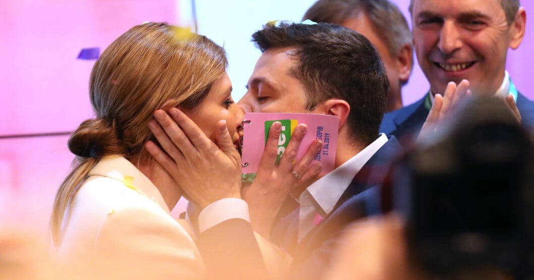 Olena Zelenska och Volodymyr Zelenskyj firar presidentsegern 2019. Olena Zelenska och Volodymyr Zelenskyj