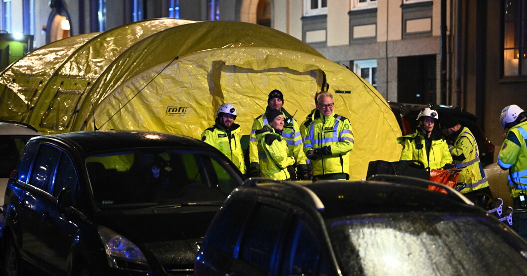 Ett tält har placerats utanför huset som brann där folk som inte har förts till sjukhus vårdas. Ett tält har placerats utanför huset som brann där folk som inte har förts till sjukhus vårdas.