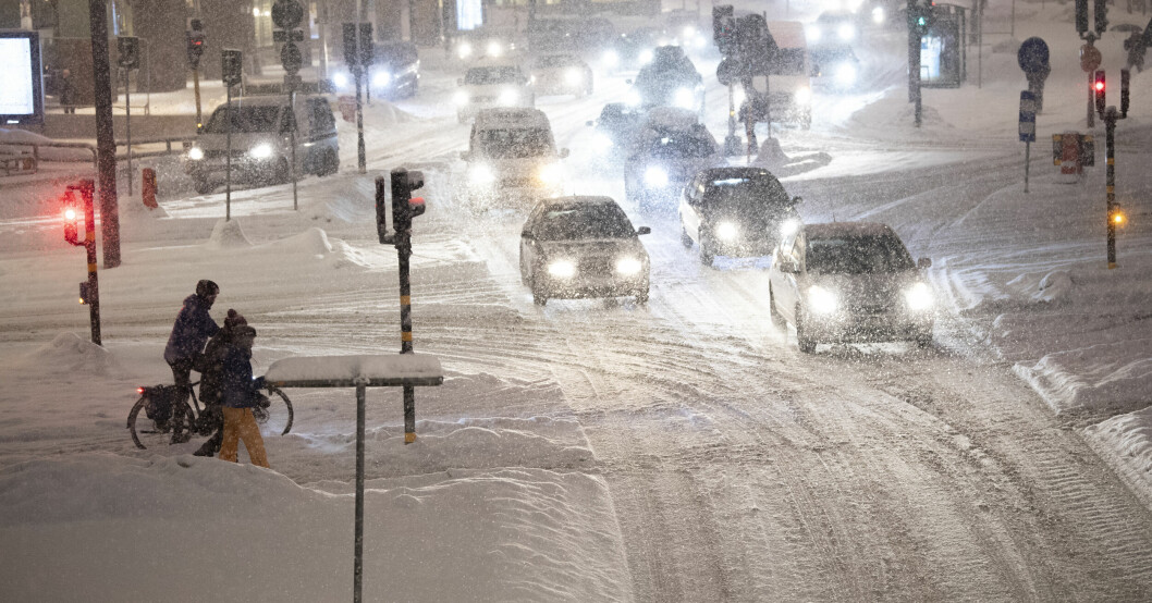 STOCKHOLM 2021-02-02Snö bilar och cyklister vid Tegelbacken i det ymniga snöfallet i Stockholm på tisdagskvällen.Foto: Fredrik Sandberg / TT kod 10080 Snötäckt väg.