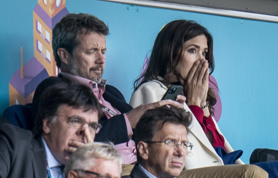 Danmarks kronprinsessa Mary chockas när Christian Eriksen kollapsar på planen. Danmarks kronprins Frederik och kronprinsessan Mary.