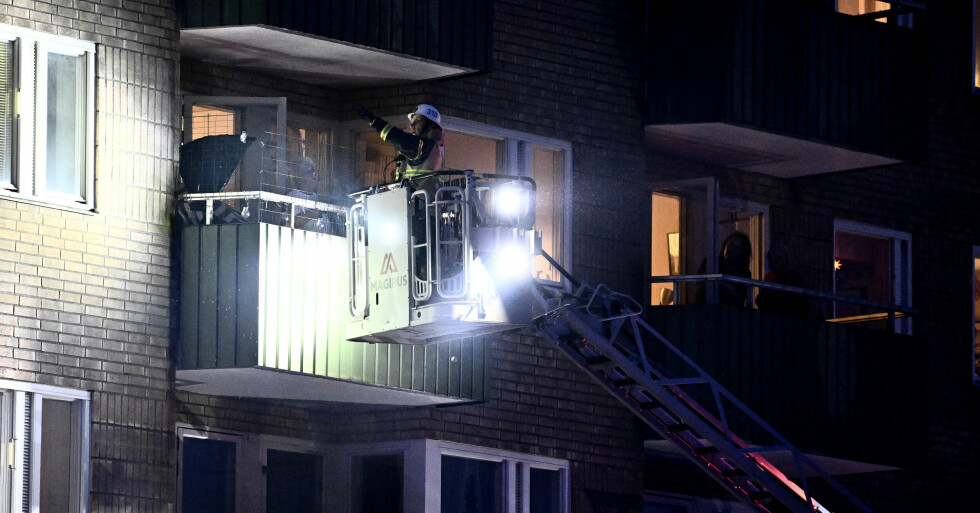 Folk evakueras från sina balkonger under storbranden.