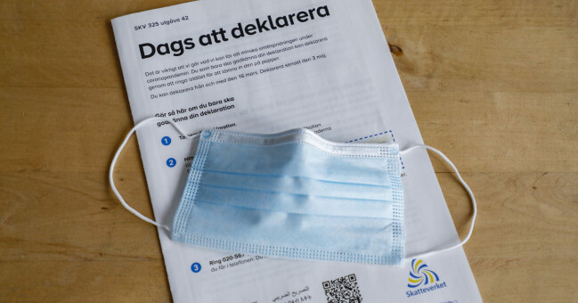 Du kan få anstånd att deklarera om du exempelvis är sjuk. Ansök om att får förlängd tid att deklarera senast den 2 maj. Ett munskydd ligger över en deklarationsblankett.