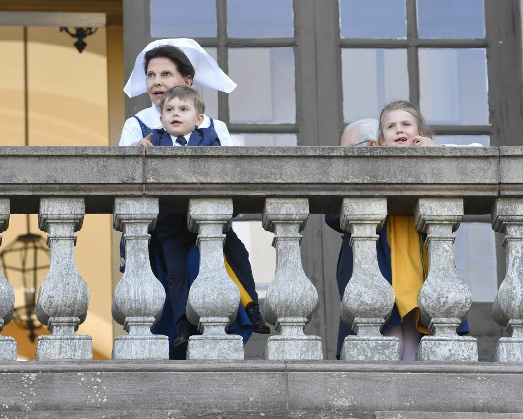 Drottning Silvia tillsammans med prins Oscar under firandet av nationaldagen 2019 Drottning Silvia prins oscar