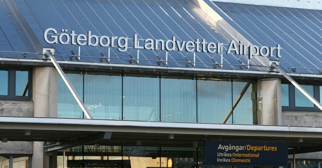 Planet var bara en dryg timme från Göteborg när mannen tragiskt nog konstaterades livlös. När polis och ambulans gjorde en ny livräddningsinsats på flygplatsen hade han puls.
