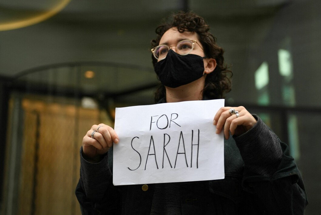<strong>En kvinna protesterar mot mäns våld mot kvinnor i samband med rättegången.</strong> En kvinna protesterar mot mäns våld mot kvinnor i samband med rättegången mot Wayne Couzens.
