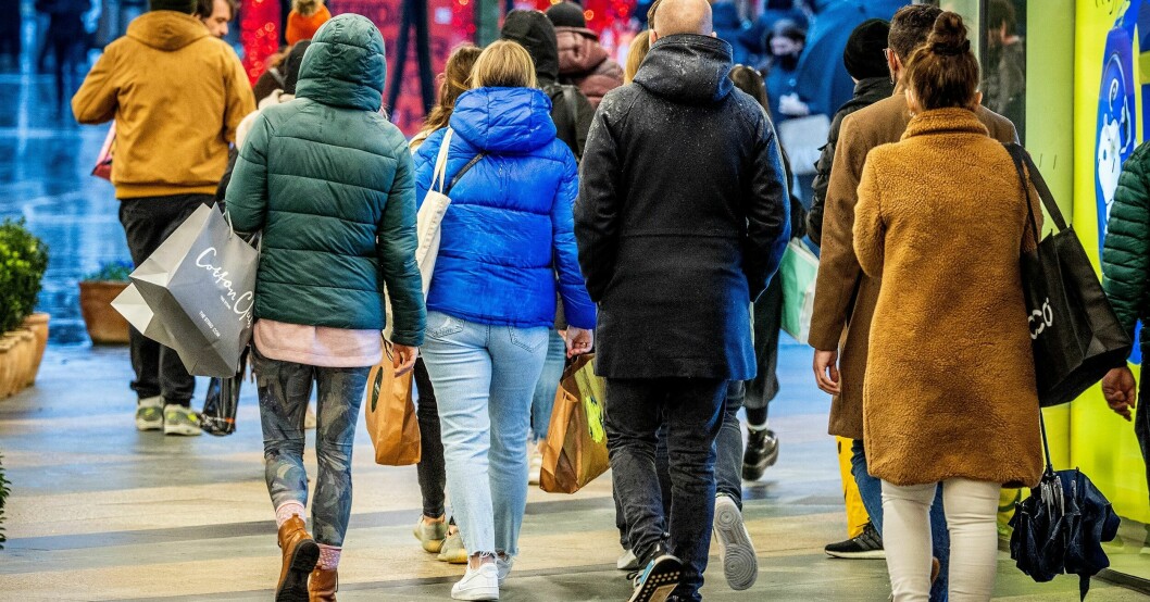 Det blir allt vanligare att shoppa på nätet, men alltjämt går det att fynda i fysiska butiker. Köerna brukar ringla sig utanför butikerna. Det blir allt vanligare att shoppa på nätet, men alltjämt går det att fynda i fysiska butiker. Köerna brukar ringla sig utanför butikerna.