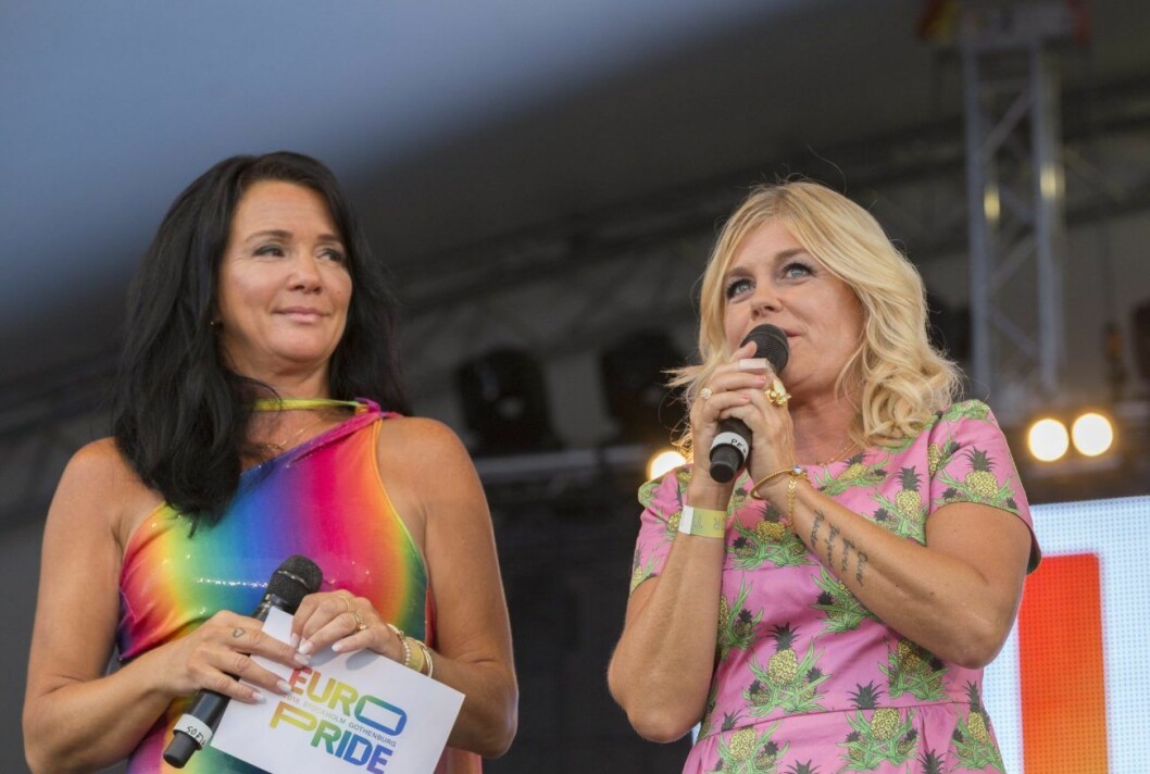 Pernilla Wahlgren och Sofia Wistam under Stockholm Pride. Pernilla Wahlgren och Sofia Wistam