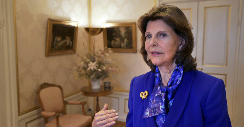Drottning Silvia visar upp privata kontoret i SVT:s serie <span class="italic" data-lab-italic_desktop="italic">Kungliga slottet</span>.